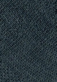 Teksturowana, ciemnoszara tkanina o diagonalnym splocie, z jednolitą, lekko szorstką powierzchnią.