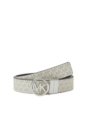 Cintura beige di design con motivo ripetuto "MK" e fibbia rotonda in argento con le iniziali "MK" in rilievo.