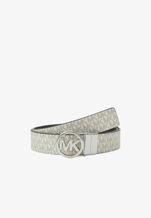 Cintura beige di design con motivo ripetuto "MK" e fibbia rotonda in argento con le iniziali "MK" in rilievo.