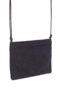 Sac rectangulaire de couleur bleu marine foncé avec une surface en tissu texturé, doté d'une fine sangle ajustable. Design minimaliste sans quincaillerie visible.