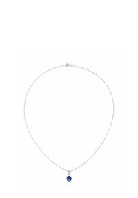 Strieborný náhrdelník s tenkým reťazcom a slzovitou modrou drahokamovou príveskom, ktorý má hladký povrch a jednoduché očkové zapínanie.