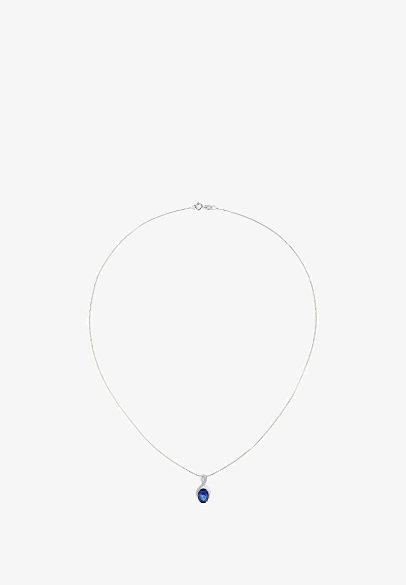 Strieborný náhrdelník s tenkým reťazcom a slzovitou modrou drahokamovou príveskom, ktorý má hladký povrch a jednoduché očkové zapínanie.