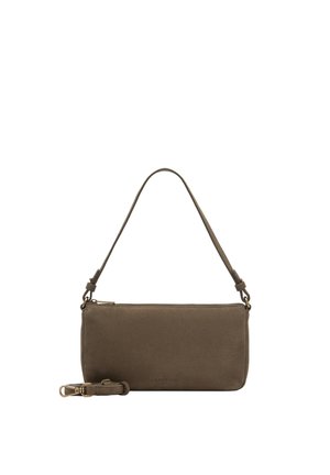 Brązowa prostokątna zamszowa torebka z górnym zamkiem błyskawicznym i odpinanym, regulowanym paskiem na ramię umieszczona z przodu.