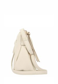 Bolso de cuero color crema con forma estructurada, correa ajustable, textura sutil y acentos en tono dorado en el lateral.