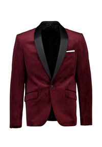Blazer in velluto borgogna con risvolti in satin nero, chiusura a un bottone, due tasche e dettaglio di fazzoletto bianco. Texture liscia.