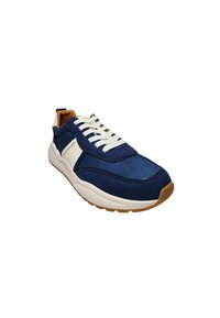 Scarpa da ginnastica atletica blu navy con lacci bianchi, texture liscia e design semplice. Presenta una suola in gomma marrone e accenti contrastanti.