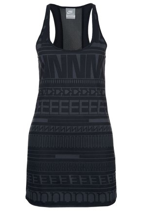 Czarny top bez rękawów z siateczkowym tyłem, z teksturowanym wzorem liter i kształtów w różnych odcieniach czerni. Design z wycięciem na plecach.
