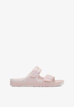Sandalo da spiaggia rosa chiaro con due cinturini regolabili con fibbia e suola strutturata, mostrato di profilo su sfondo bianco.