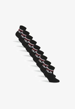 Neun Paar schwarze Knöchelsocken mit roten, weißen und schwarzen Streifen und dem FILA-Logo am Bündchen, diagonal auf weißem Hintergrund angeordnet.
