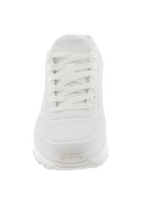 Weißer Sneaker von Skechers mit perforiertem Obermaterial, runder Zehenpartie, flachen Schnürsenkeln, gepolsterter Zunge und einer strukturierten Sohle für besseren Halt.