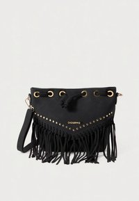 Fekete velúr kézitáska aranyszínű fémrészletekkel, rojtos díszítéssel alul, valamint díszítő szegecsekkel a felső élen. Állítható pánttal.
