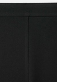 Tessuto nero con una texture liscia, caratterizzato da una cucitura centrale per un aspetto sartoriale. Il materiale appare resistente e di peso elevato.