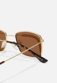 Pilgrim YEIDER SUNGLASSES POLARIZED UV400 - Sluneční brýle - brown/gold-coloured