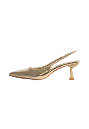 Un escarpin slingback doré métallisé à bout pointu, doté d’une fine bride et d’un talon sculptural, sur fond blanc.