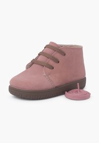 Botas de tobillo de ante rosa con cordones marrones, puntera redonda y suela de goma texturizada; cuentan con una costura lateral y vienen con un cordón rosa extra.