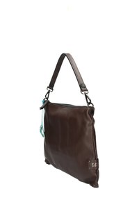 Borsa a tracolla in pelle marrone con finitura testurizzata, chiusura con zip superiore, tracolla regolabile e un accessorio decorativo blu attaccato.