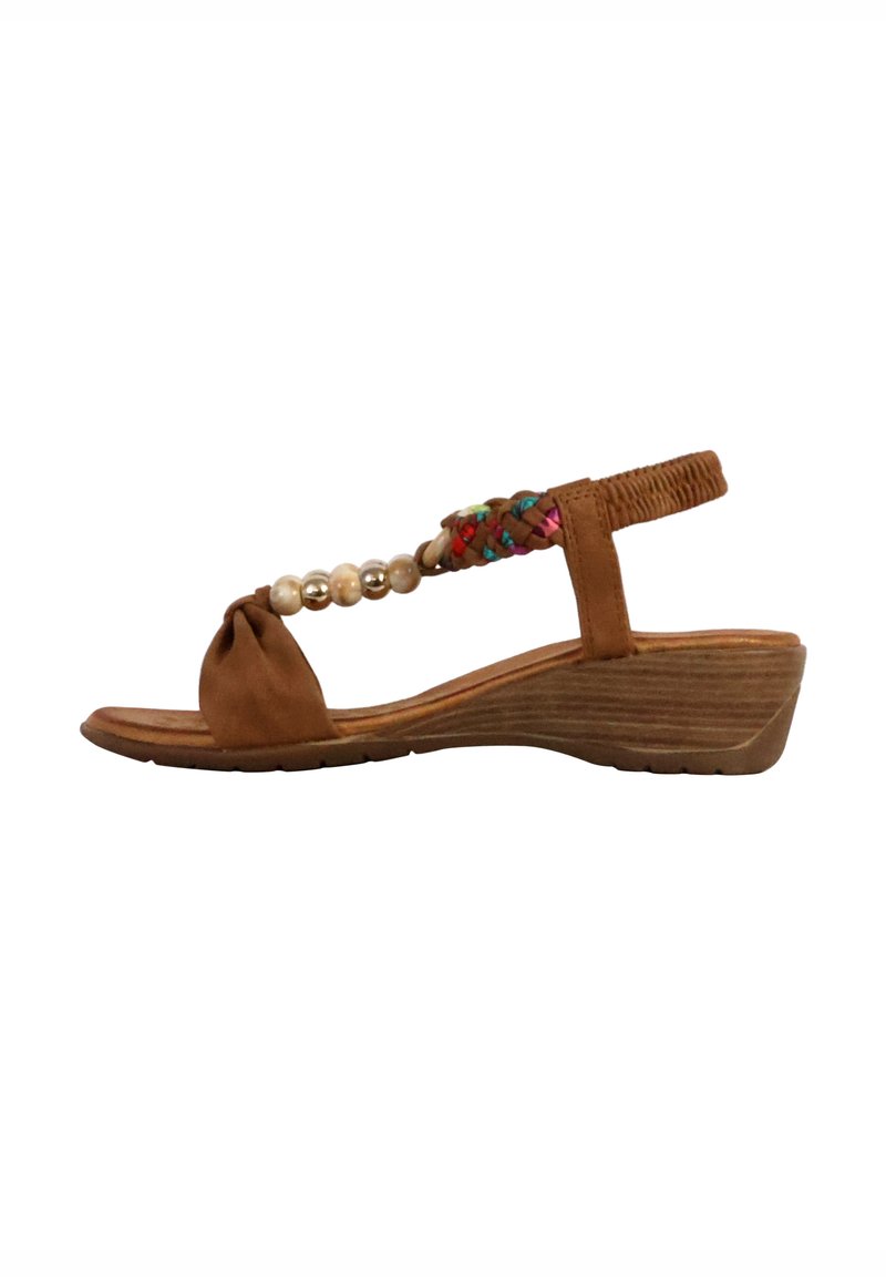 Sandales compensées en cuir marron avec un orteil noué, des accents en perles et une bride colorée tressée. Semelle texturée pour l'adhérence et la stabilité.