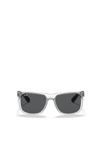Occhiali da sole rettangolari in plastica trasparente con lenti grigie scure e punte nere delle aste. Presentano il logo Ray-Ban sulla montatura.