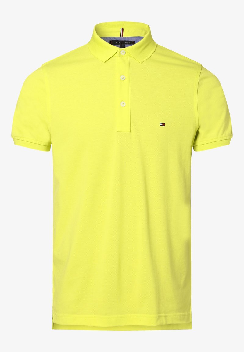 Polo à manches courtes jaune fluo avec trois boutons blancs et petit logo Tommy Hilfiger sur la poitrine gauche.