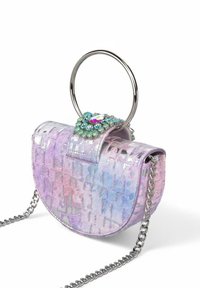 Bolso redondo en material iridiscente, con colores pastel, un cierre joya y una cadena plateada para llevar.