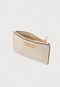 Portofel bej cu fermoar, suprafață texturată, feronerii aurii și logo în relief. Formă dreptunghiulară compactă cu interior căptușit neted.