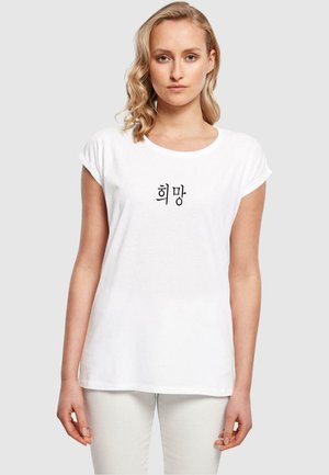 Tricou alb cu mâneci rulate, având textul coreean negru "희망" (speranță) pe față, realizat dintr-un material moale. Design simplu și clasic.