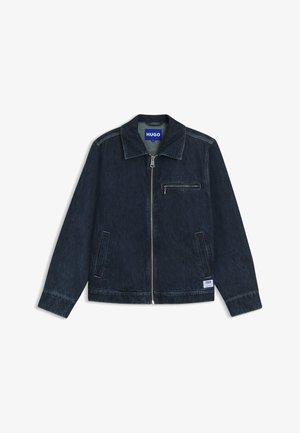 Dunkelblaue Jeansjacke mit Frontreißverschluss, brusttasche mit Reißverschluss, zwei Seitentaschen, Kragen und kleinem Logopatch nahe dem Saum.