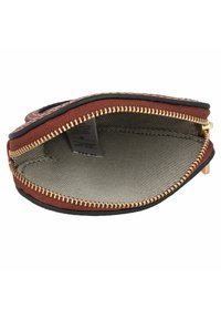 Portefeuille zippé marron avec un extérieur texturé, zip doré et un intérieur doublé comportant une poche en mesh pour l'organisation.