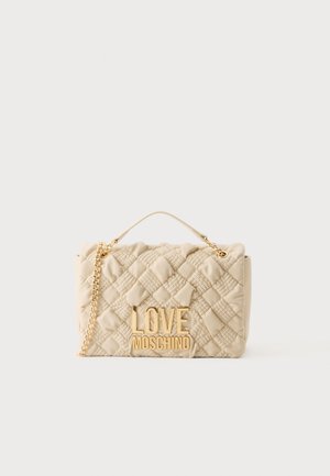 Sac à main beige matelassé avec bandoulière en chaîne dorée et logo doré "LOVE MOSCHINO" sur le devant, sur fond blanc uni.