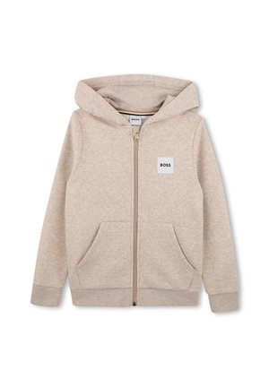Beige zip-up hoodie met capuchon, voorzakken en een klein vierkant logopatch met de tekst "BOSS" op de linkerborst.