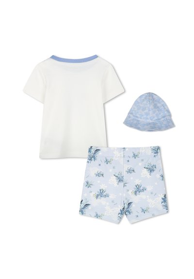 Il set include una maglietta bianca con colletto azzurro chiaro, pantaloni corti blu con fantasia floreale e un cappello abbinato con motivo floreale. Tessuto morbido e design comodo.