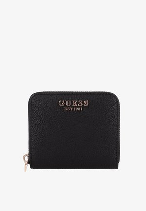 Schwarze Geldbörse aus strukturiertem Leder mit goldfarbenem "GUESS EST 1981"-Logo und Reißverschluss auf weißem Hintergrund.