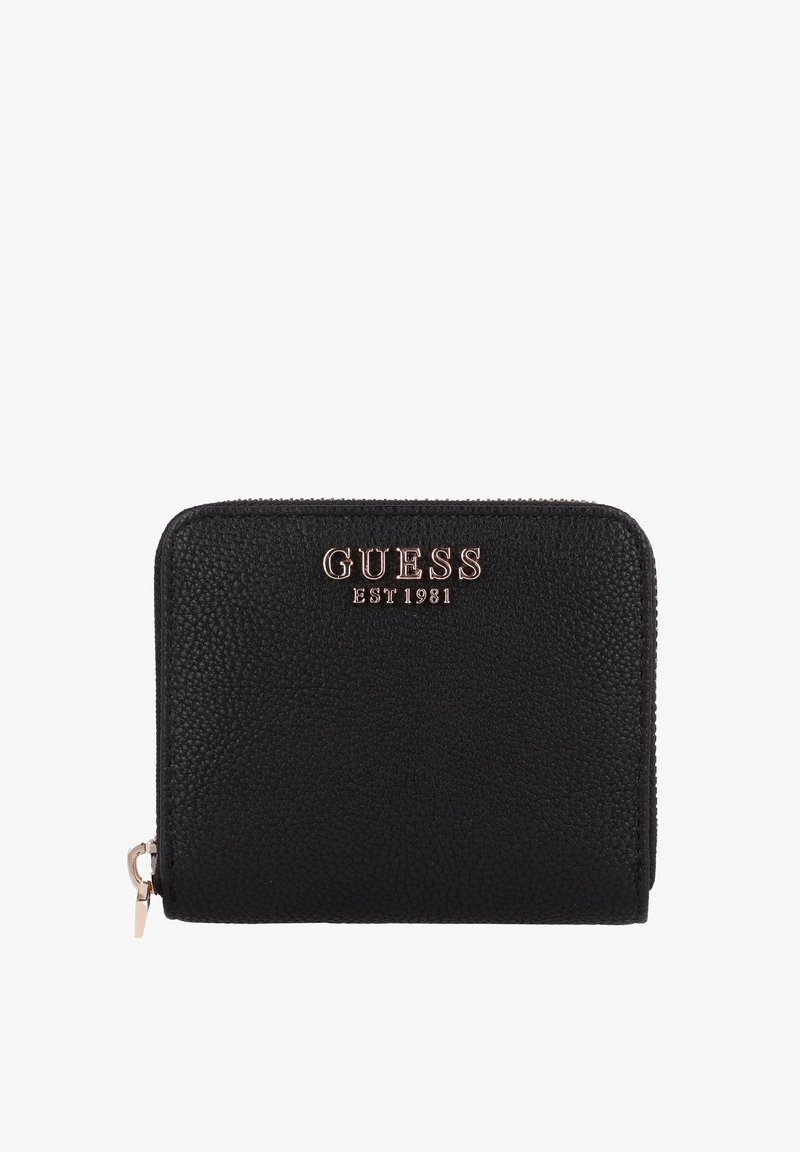 Schwarze Geldbörse aus strukturiertem Leder mit goldfarbenem "GUESS EST 1981"-Logo und Reißverschluss auf weißem Hintergrund.