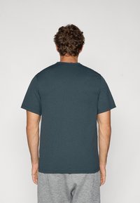 Mørkegr�ønt kortærmet t-shirt med rund hals, lavet af blødt stof, med et enkelt design og glat tekstur.