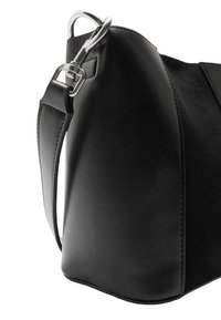 Czarna skórzana torebka o wyraźnie zarysowanym kształcie, wyposażona w odpinany pasek i srebrne elementy ozdobne. Gładka faktura z delikatnym przeszyciem.