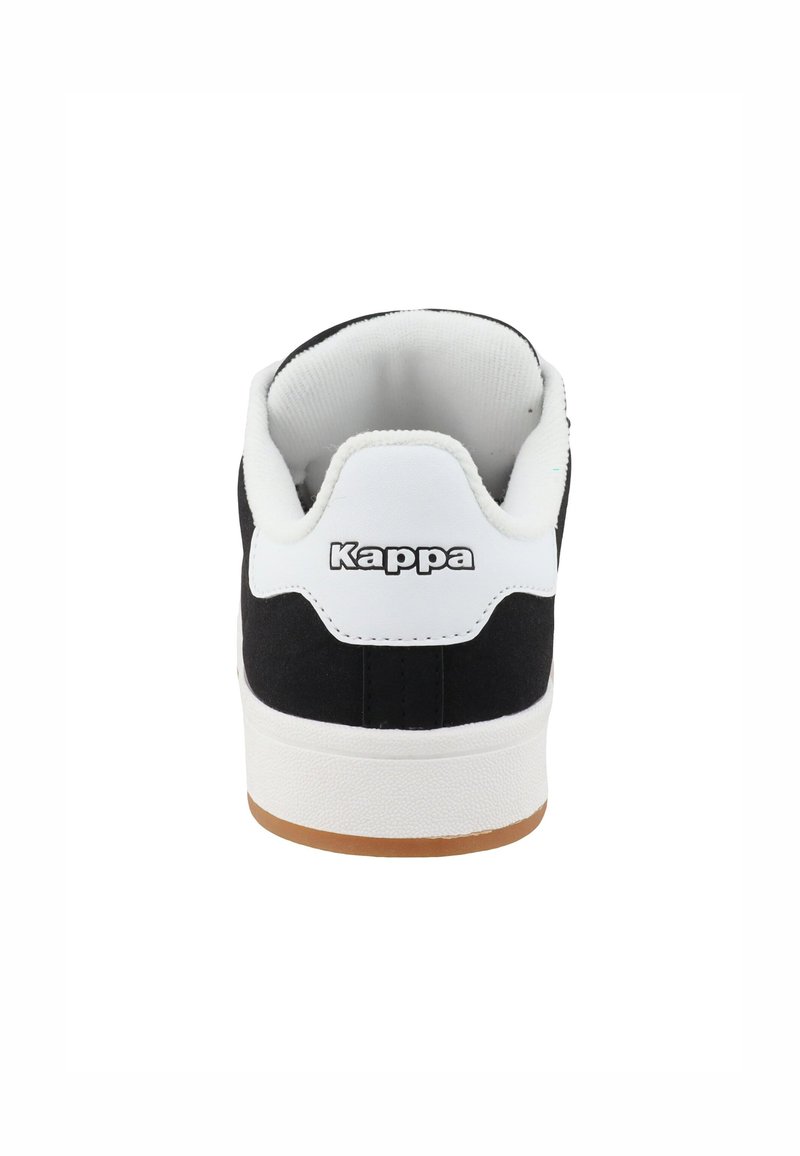 Zapatilla en blanco y negro con una parte superior sintética suave, talón reforzado y una suela de goma texturizada. Logo de "Kappa" exhibido de manera prominente.