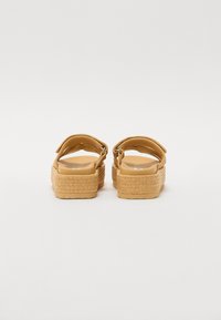 Steve Madden BIGMISSILE - Tofflor & inneskor - beige