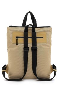 Mochila de tela beige con correas negras, asas superiores, cierre de cremallera y un bolsillo frontal con un panel de acento amarillo. Textura suave.