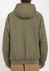Olijfgroene hoodie met een gladde stof, ribbelmanchetten en -zoom, en een eenvoudig, strak ontwerp. Heeft een achterste schoudernaad en geen zichtbare logo's.