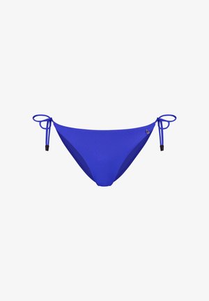 Slip bikini blu con laccetti laterali regolabili e piccolo logo in metallo sul lato destro, mostrati su uno sfondo bianco neutro.