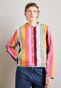 Mehrfarbige gesteppte Jacke mit vertikalen Streifen in Pink, Gelb, Gr�ün und Burgunder. Mit rundem Kragen und vorderen Knöpfen.