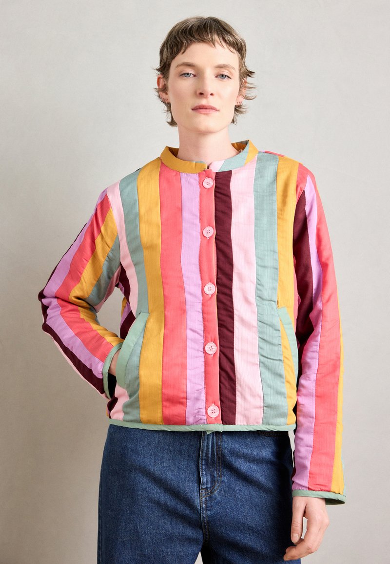 Mehrfarbige gesteppte Jacke mit vertikalen Streifen in Pink, Gelb, Grün und Burgunder. Mit rundem Kragen und vorderen Knöpfen.