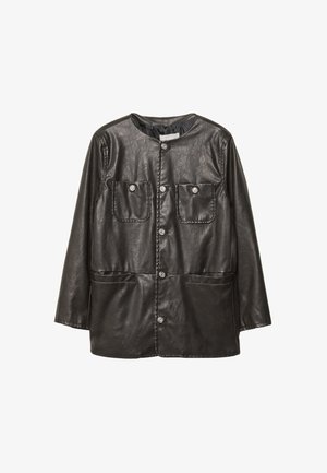 Czarna skórzana kurtka z zaokrąglonym dekoltem, długimi rękawami, dwiema kieszeniami na piersi i zapinana na guziki. Gładka faktura z wyraźnym przeszyciem.