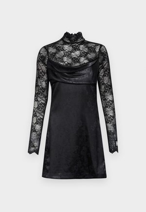 Czarna sukienka z koronkowym, wysokim dekoltem i długimi rękawami. Satynowe body z kwiatowym wzorem. Dodatkowy detal w postaci fałdy na biuście. Łukowate krawędzie koronkowe.