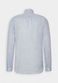 Jasnoniebieska koszula z długim rękawem wykonana z tkaniny tkanej, z kołnierzykiem standardowym, mankietami na guziki oraz pętelką do zawieszania z tyłu.