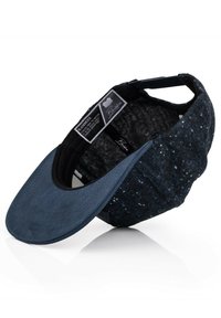 Cappellino blu con un corpo scuro e testurizzato e una visiera liscia e scura. L'interno presenta un'etichetta; il design include un motivo a pois discreto.