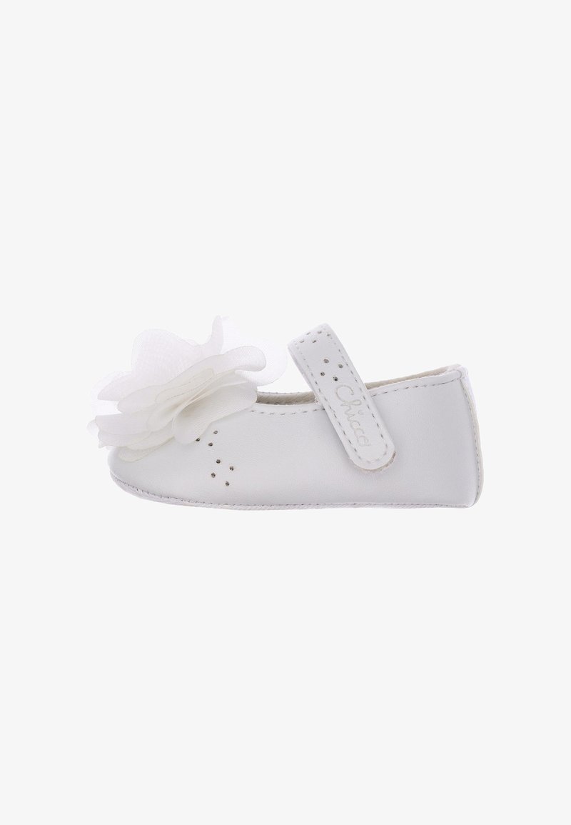Chaussure pour bébé en cuir blanc avec un accent floral et une bride velcro ajustable. Présente des détails perforés et une surface douce et texturée.