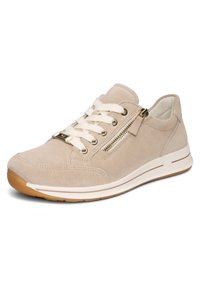 Baskets en daim beige avec lacets blancs, fermeture éclair latérale et semelle en caoutchouc blanche avec bande de roulement brun clair.