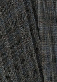Tejido de mezcla de lana en tonos de negro y azul presenta un patrón de tartán con textura sutil, creando un diseño visual intrincado.