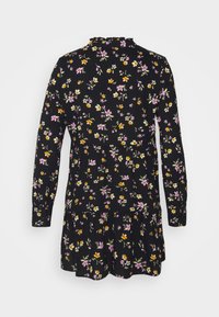 Vestido preto de manga longa com padrão floral em rosa, amarelo e verde. Apresenta decote com babados e design de saia em camadas.